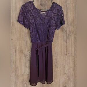Chic Floral Lace Midi Dress in Deep Purple